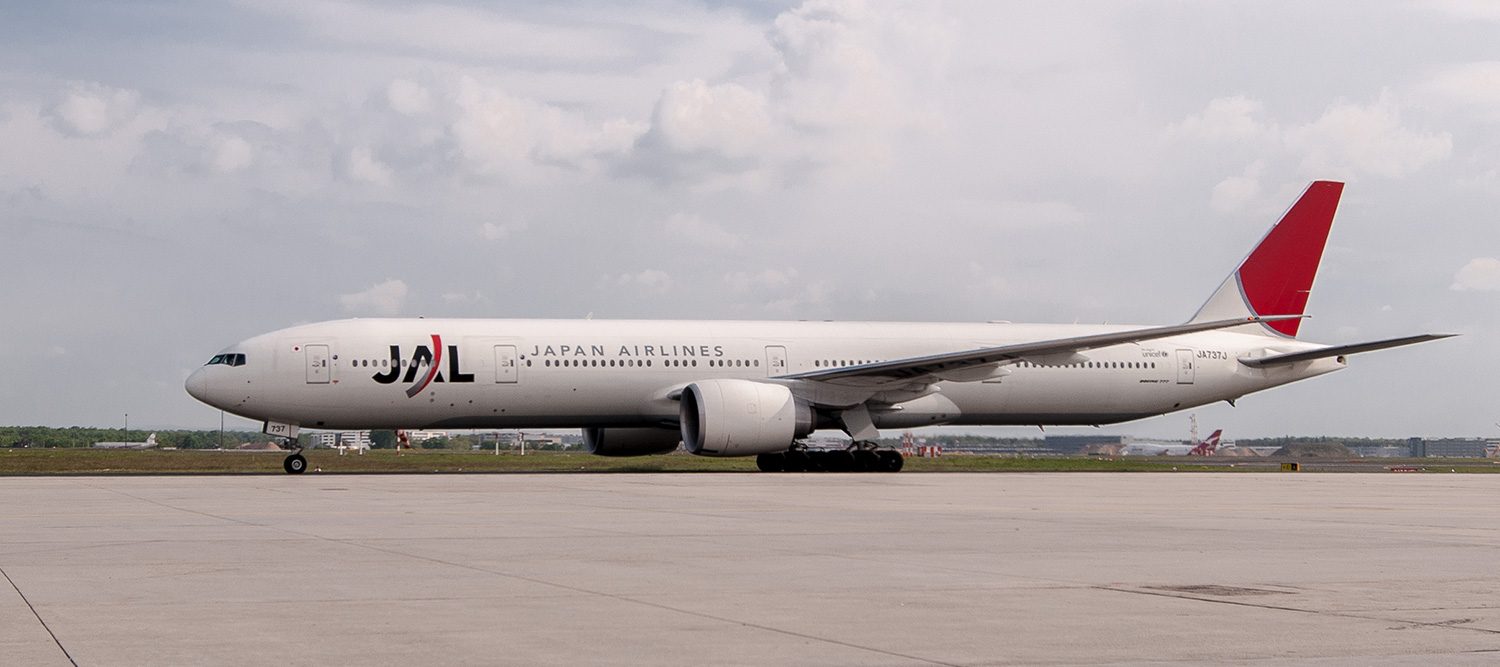 Japan Airlines JA737J